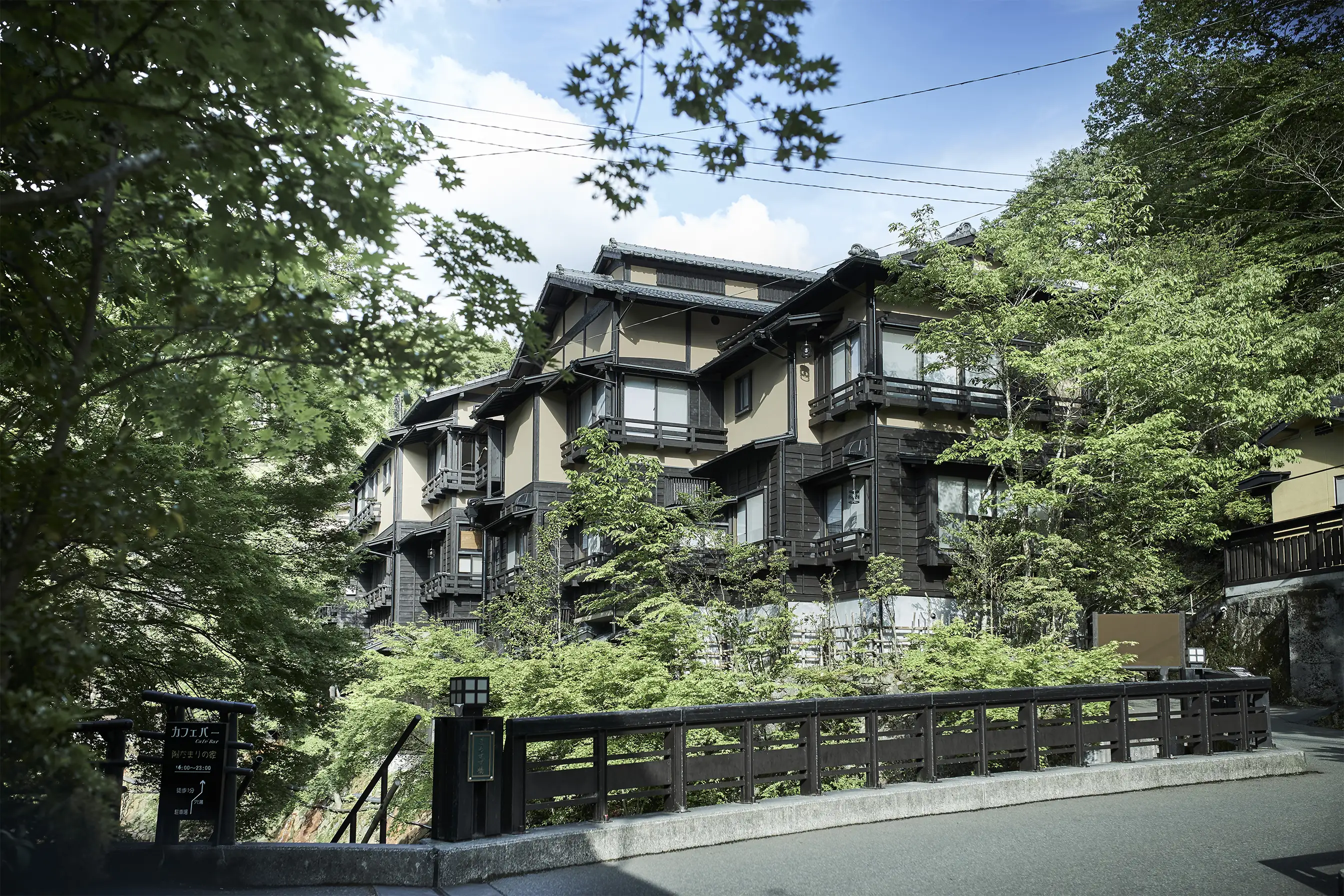黑川溫泉旅館與溪谷景觀