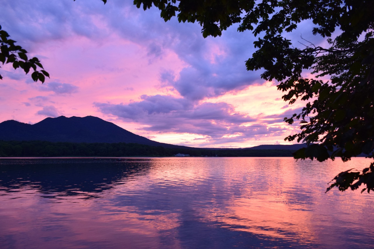 阿寒湖湖畔與山景