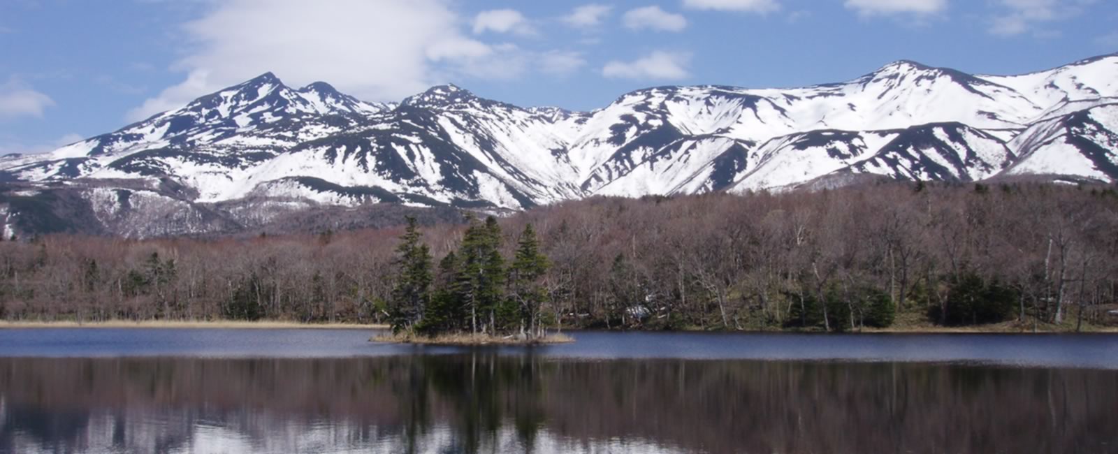 知床五湖湖面與知床連山景觀