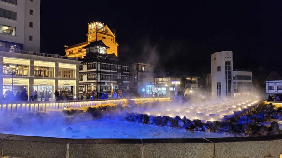 草津溫泉湯畑夜間蒸氣與燈光景觀