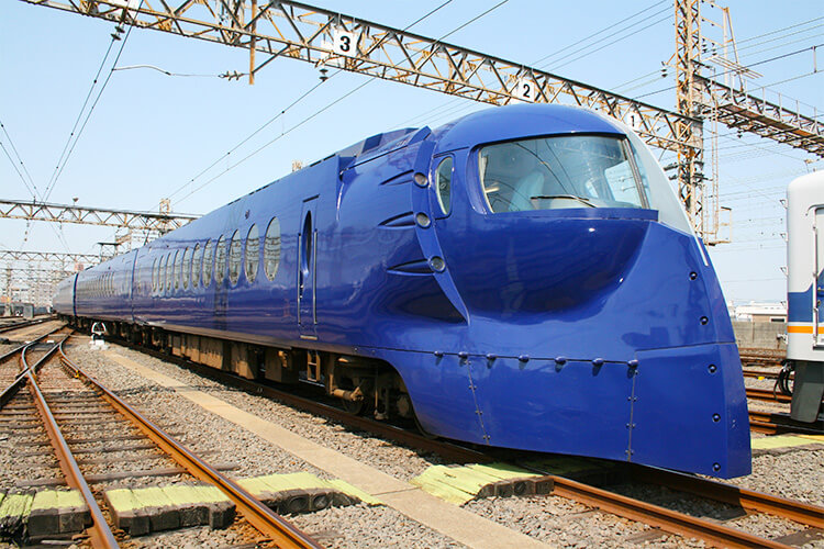 南海電鐵 Rapi:t 特急列車停在路軌上