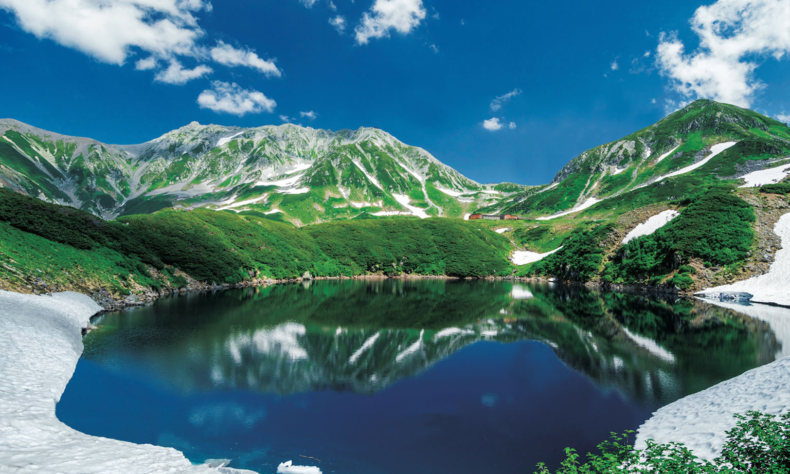 立山黑部阿爾卑斯路線夏季山景與湖泊倒影