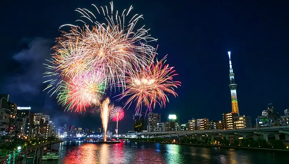 東京灣夜空大型煙花與彩虹橋景色