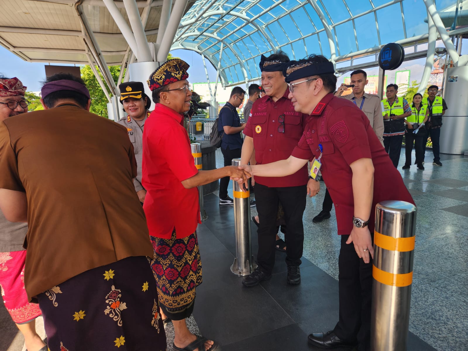 峇里伍拉賴國際機場停機坪與客機實景