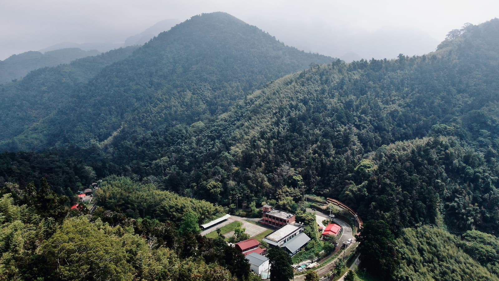 奮起湖站及阿里山林業鐵路沿線山城環境
