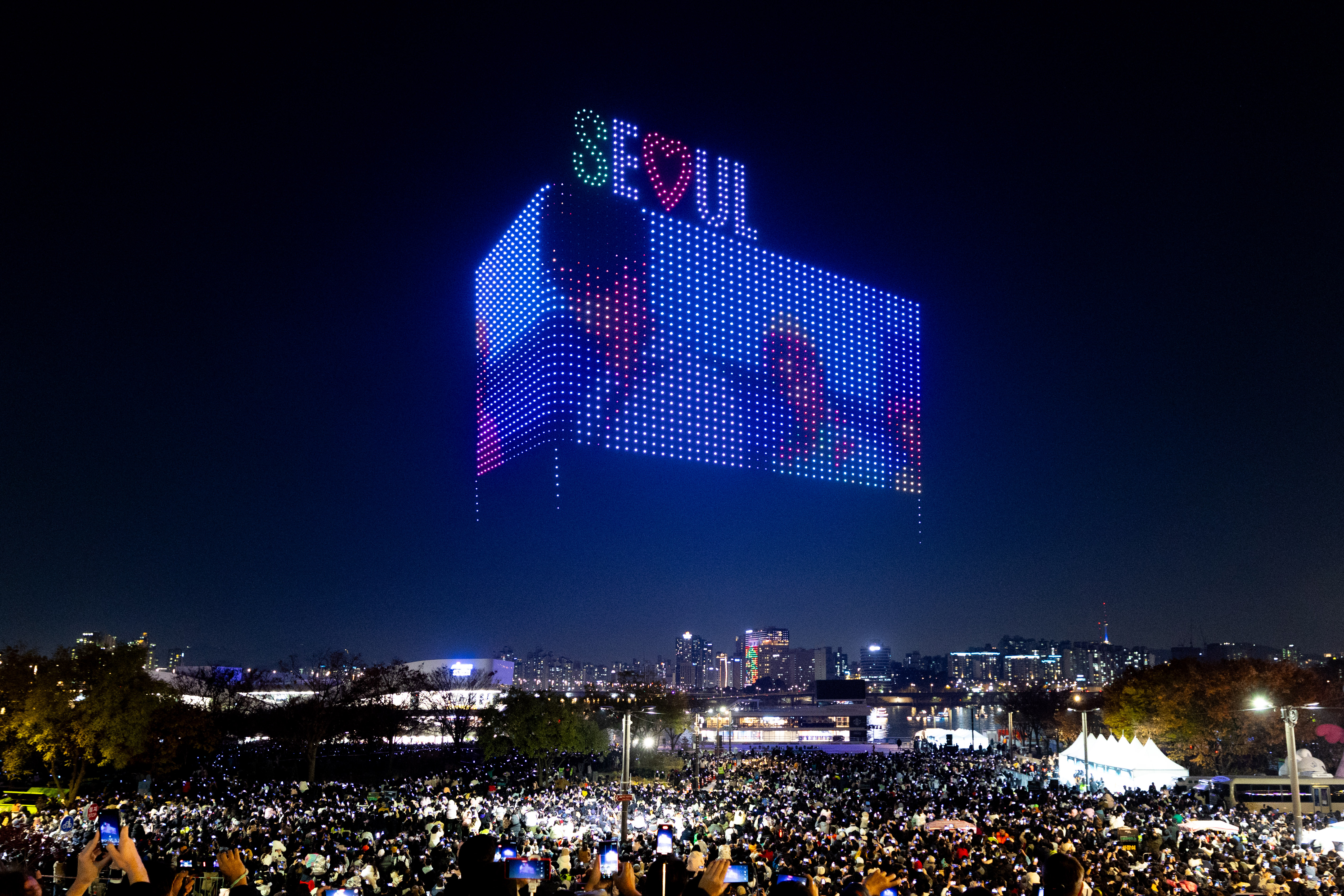 首爾漢江夜空無人機燈光表演場景